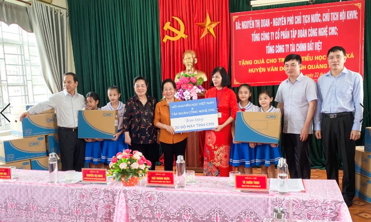 Former Vice President gives gifts from CMC Corporation to Dong Xa Elementary School